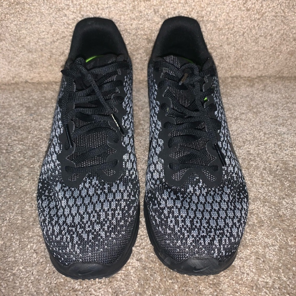 Great condition. Worn twice. Looks new still! Size 8 women Nike shoes